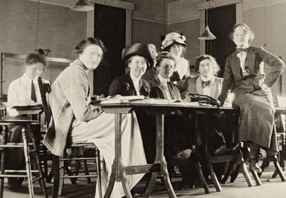 Photograph of women in Radcliffe physics class, 1912.